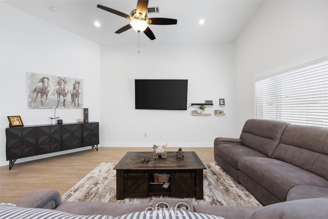 Detail Gallery Image 8 of 37 For 3822 Zamora, Bakersfield,  CA 93306 - 4 Beds | 2 Baths