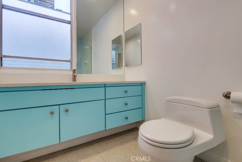 https://media.crmls.org/medias/04fc4660-6068-427a-9419-3cab49895be7.jpg?preset=X-Large