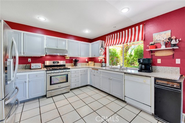 Detail Gallery Image 11 of 38 For 2825 W Newgrove St, Lancaster,  CA 93536 - 4 Beds | 3 Baths