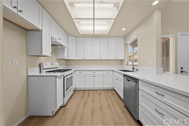 Detail Gallery Image 6 of 16 For 684 Parkview Dr, Lake Elsinore,  CA 92530 - 2 Beds | 1 Baths