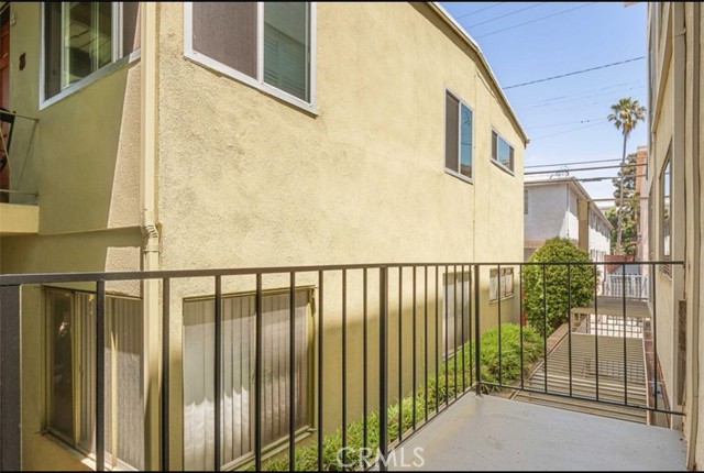 1127 10th Street, Santa Monica CA: https://media.crmls.org/medias/05051b97-7e6c-45db-aadd-4dfca825bc29.jpg