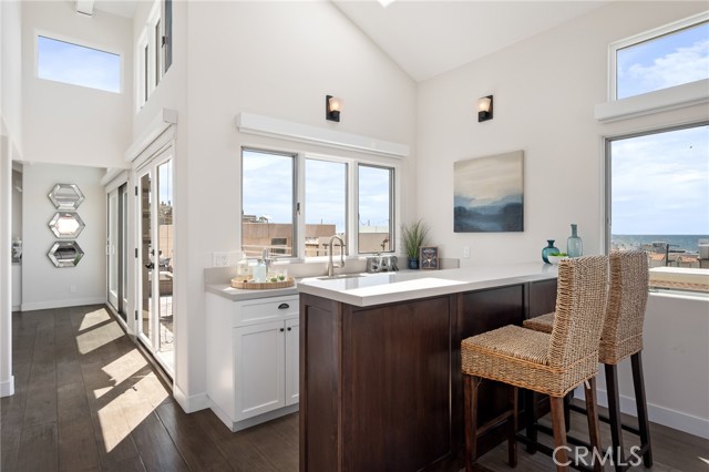 Bar between living room and kitchen, built for entertaining!