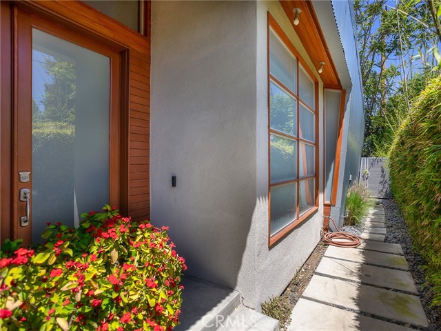 5762 Andasol Avenue, Encino CA: https://media.crmls.org/medias/050819b2-e090-4508-99c3-23d0539ce8bf.jpg