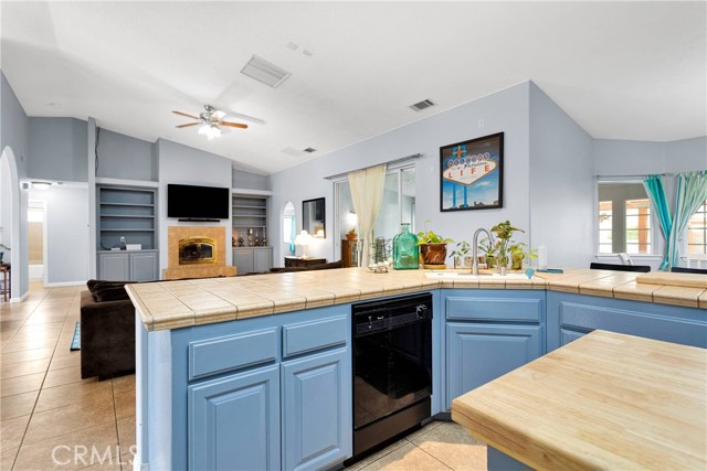 1679 Desert Front Road, Wrightwood CA: https://media.crmls.org/medias/050878f0-f498-4060-89e7-973764ace662.jpg