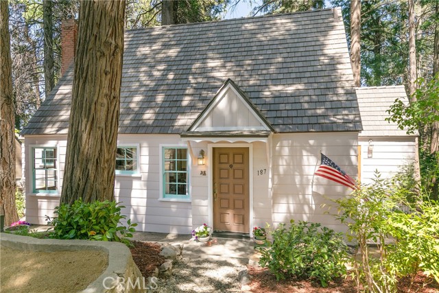 187 Cedar Circle Circle, Lake Arrowhead CA: https://media.crmls.org/medias/050a8e8d-5452-42e1-ae9d-06e4c844706f.jpg