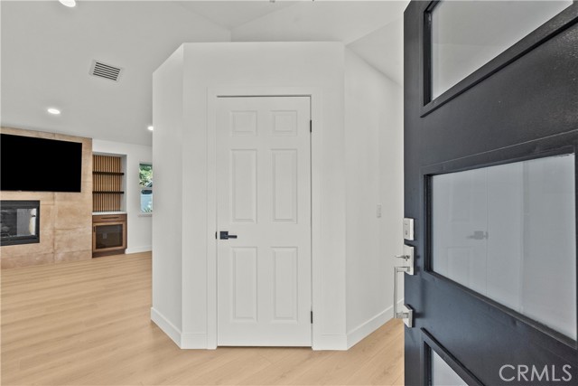 Image 2 of 35 For 25072 Atwood