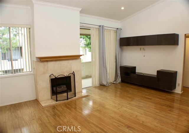 Detail Gallery Image 3 of 17 For 5325 Newcastle, Encino,  CA 91316 - 2 Beds | 1 Baths