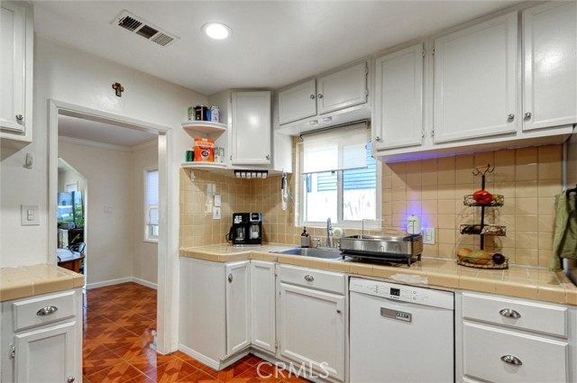 Detail Gallery Image 8 of 26 For 5864 Bonsallo Ave, Los Angeles,  CA 90044 - 4 Beds | 2 Baths