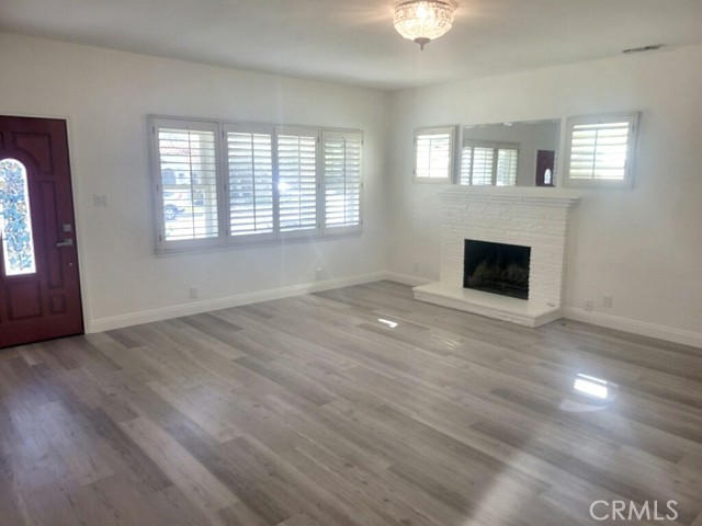 Detail Gallery Image 3 of 19 For 305 Roycroft, Long Beach,  CA 90814 - 3 Beds | 2 Baths