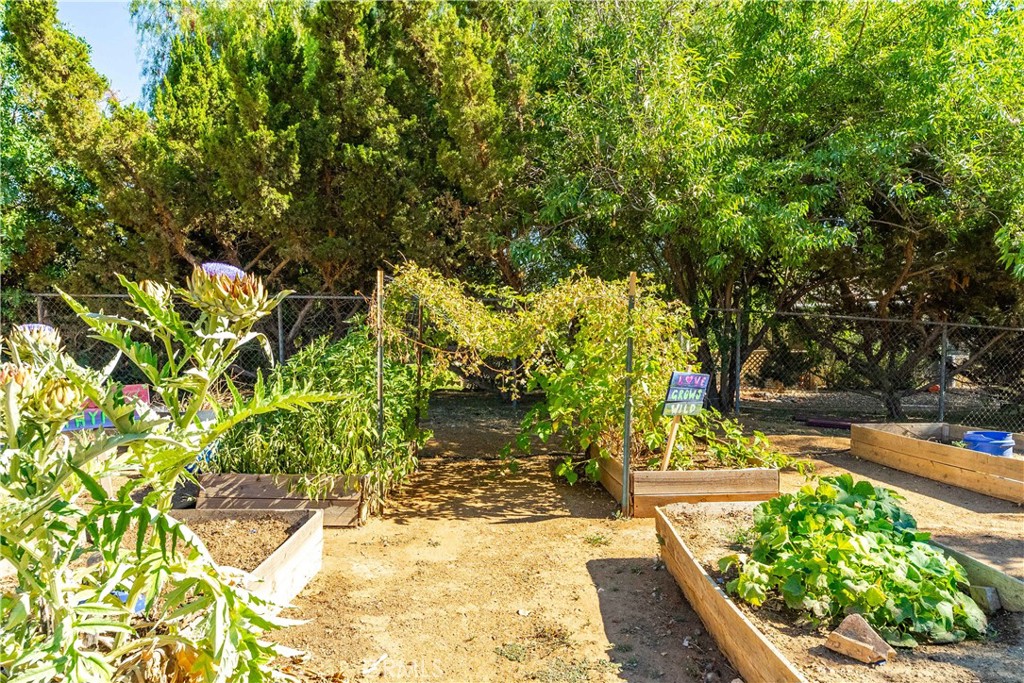 https://media.crmls.org/medias/0520d017-acf3-4f9c-ac0d-d978ba73aa97.jpg?preset=X-Large