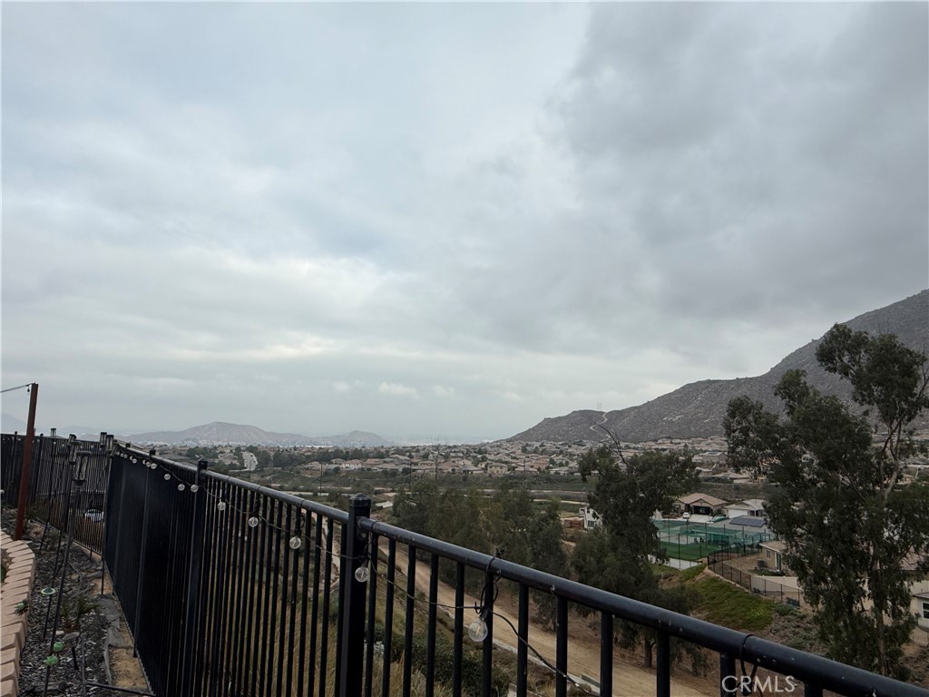 https://media.crmls.org/medias/05214b48-bade-4f8d-a3e3-b485f23a6e7c.jpg?preset=X-Large