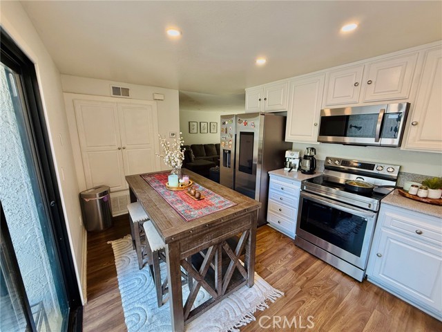 Detail Gallery Image 12 of 36 For 10068 Larwin Ave #2,  Chatsworth,  CA 91311 - 4 Beds | 3 Baths
