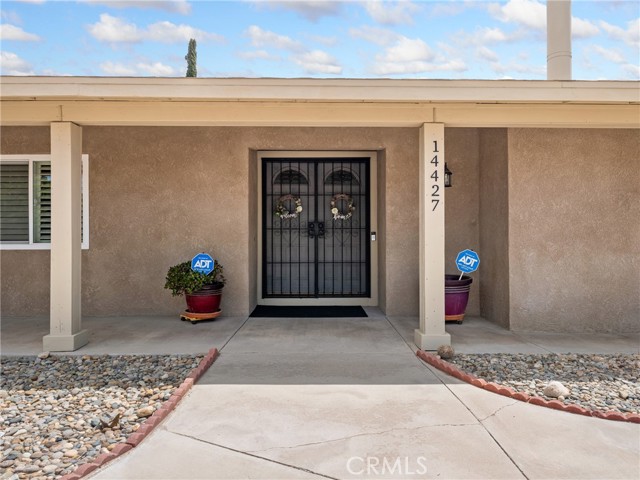Detail Gallery Image 4 of 46 For 14427 Holly Dr, Victorville,  CA 92395 - 4 Beds | 2 Baths