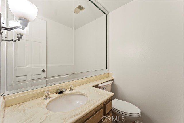 Detail Gallery Image 13 of 40 For 4720 Park Encino Ln #220,  Encino,  CA 91436 - 2 Beds | 2/1 Baths