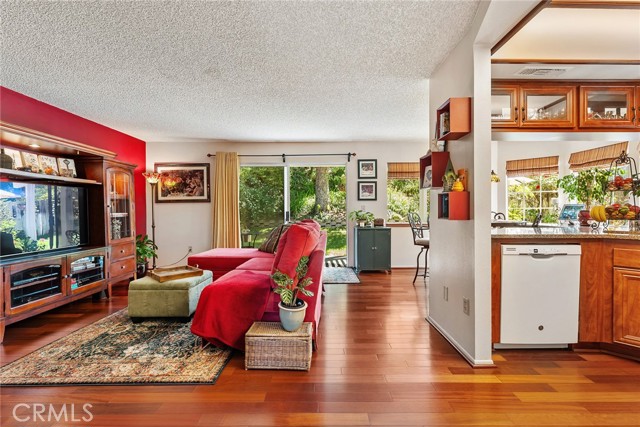 Detail Gallery Image 14 of 56 For 19852 Pandy Ct, Canyon Country,  CA 91351 - 3 Beds | 2/1 Baths