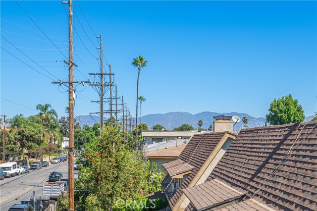 Detail Gallery Image 8 of 29 For 6830 Hazeltine Ave, Van Nuys,  CA 91405 - 4 Beds | 4/1 Baths