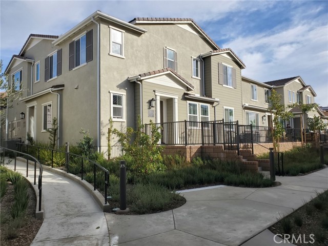 Detail Gallery Image 2 of 31 For 5604 Altamura Way #10,  Fontana,  CA 92336 - 4 Beds | 3 Baths