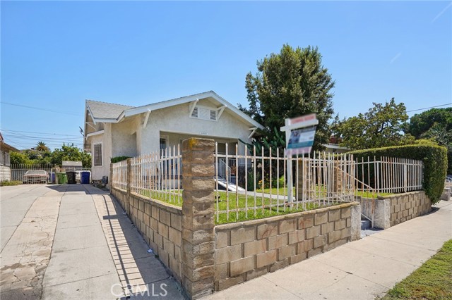 Detail Gallery Image 2 of 14 For 3970 Dalton Ave, Los Angeles,  CA 90062 - 2 Beds | 2 Baths