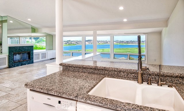 2163 Vista Entrada, Newport Beach CA: https://media.crmls.org/medias/052bd285-3191-4ca3-b814-600d8175e70d.jpg