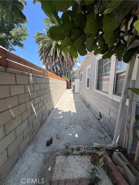 5921 York Boulevard, Los Angeles CA: https://media.crmls.org/medias/052dc1eb-eb73-4a23-8baa-3c5431d1d35c.jpg