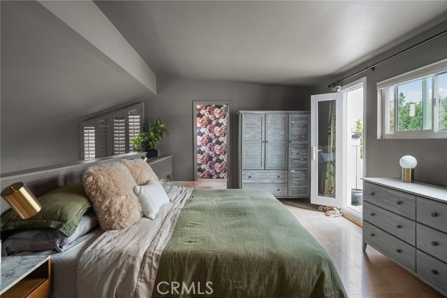 837 N West Knoll Drive, West Hollywood CA: https://media.crmls.org/medias/052e5fce-b37a-4e92-95bc-2f7dc856f0ca.jpg