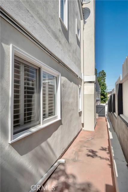 1136 11th Street, Manhattan Beach, California 90266, 4 Bedrooms Bedrooms, ,1 BathroomBathrooms,Residential,Sold,11th,SB22219590