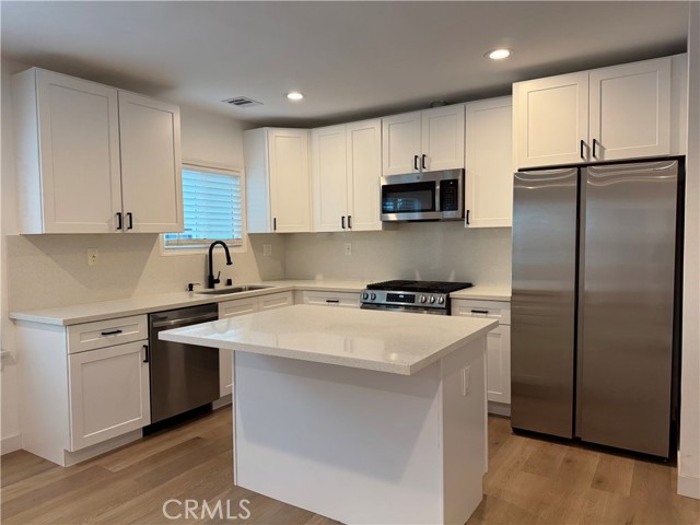 Detail Gallery Image 4 of 9 For 1215 N Vista, West Hollywood,  CA 90046 - 2 Beds | 1/1 Baths