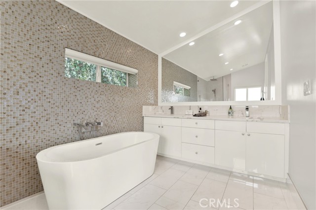 Detail Gallery Image 16 of 23 For 2510 Glenneyre St, Laguna Beach,  CA 92651 - 3 Beds | 3 Baths