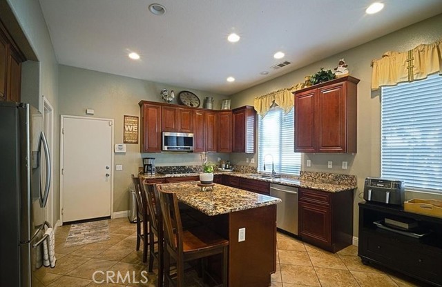 Detail Gallery Image 6 of 34 For 31961 Honeysuckle Cir, Winchester,  CA 92596 - 4 Beds | 3 Baths