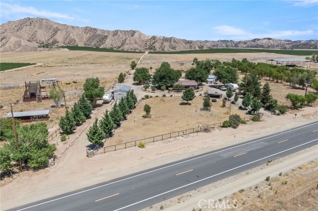 4333 Highway 33, New Cuyama CA: https://media.crmls.org/medias/053e3ecc-ce86-402a-bbd9-1249853aeae8.jpg