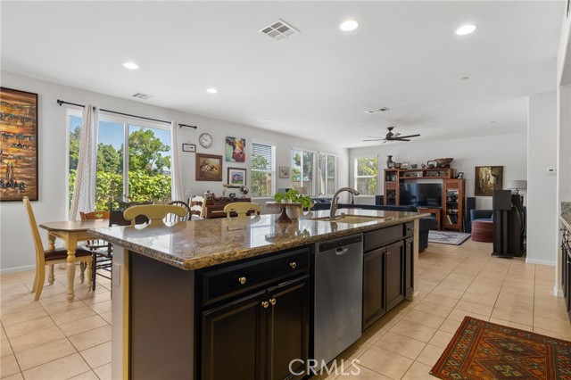 12200 White Rapids Way, Bakersfield CA: https://media.crmls.org/medias/053eea40-d705-4fdd-bbda-50e7dacb7c70.jpg