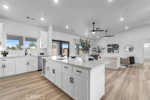 Detail Gallery Image 14 of 38 For 21035 Forest Glen, Madera,  CA 93638 - 4 Beds | 3 Baths