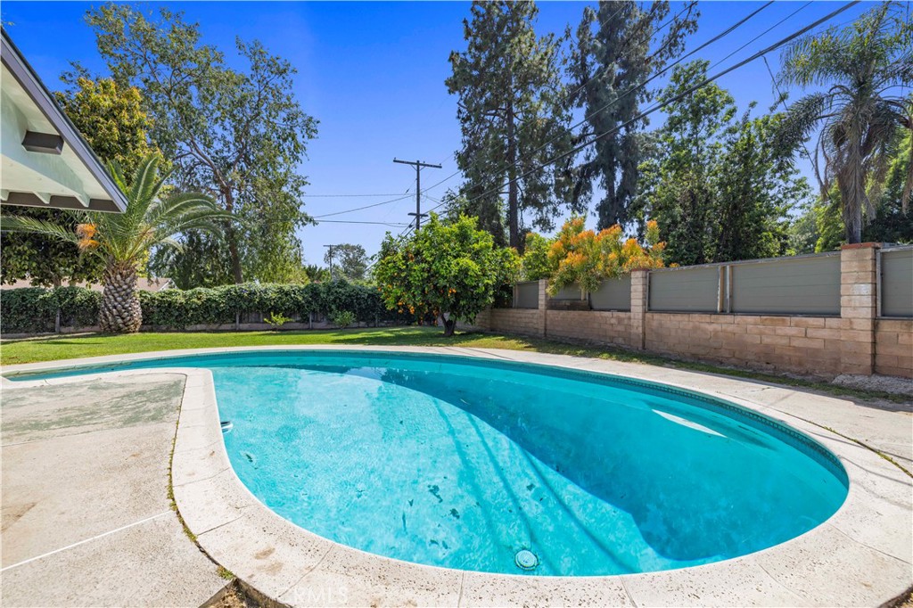 https://media.crmls.org/medias/054305f4-d060-4bb6-bd6c-571cab5ec274.jpg?preset=X-Large