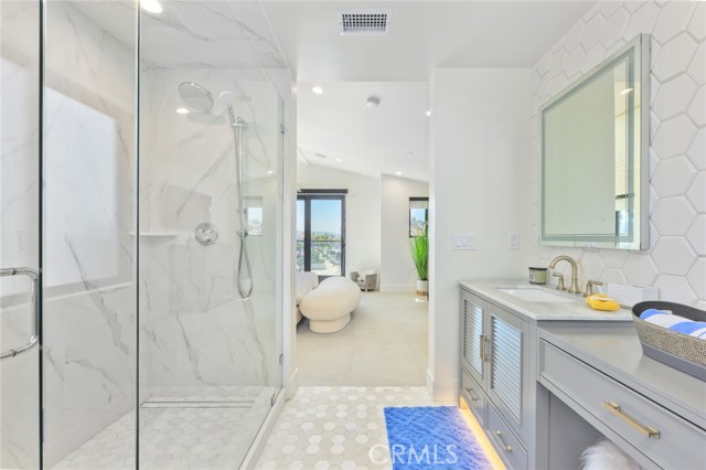 500 E Balboa Boulevard, Newport Beach CA: https://media.crmls.org/medias/054371d0-ad66-457c-bdc8-eec1067bb72e.jpg