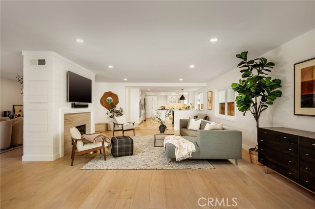 Detail Gallery Image 8 of 29 For 1720 Oak Ave, Manhattan Beach,  CA 90266 - 4 Beds | 3/1 Baths