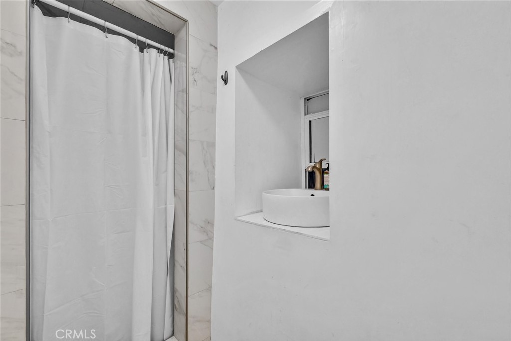 https://media.crmls.org/medias/054571b1-3669-45f0-855c-059f07f7253b.jpg?preset=X-Large