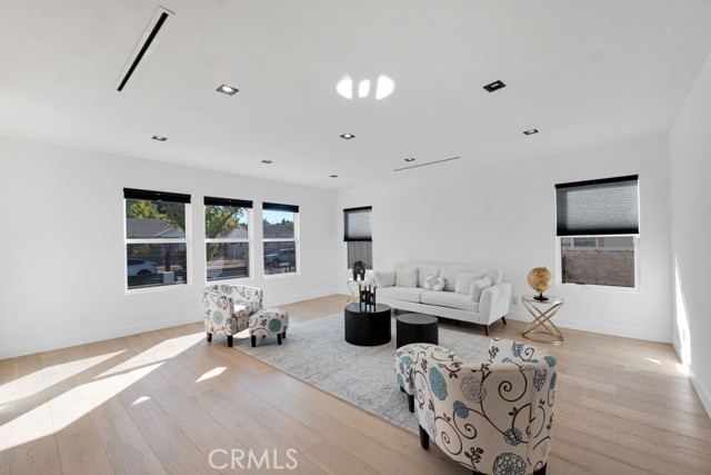 Detail Gallery Image 11 of 54 For 4941 Hesperia Ave, Encino,  CA 91316 - 5 Beds | 4 Baths