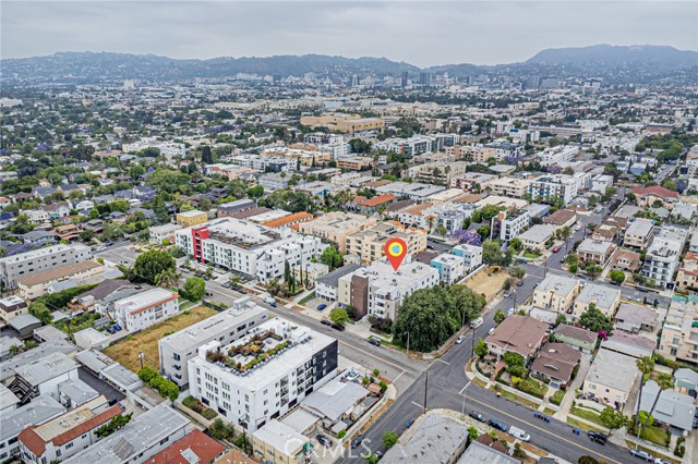 4813 Oakwood Avenue, Los Angeles CA: https://media.crmls.org/medias/05484c84-2ccc-4115-a041-9c44323c4d31.jpg