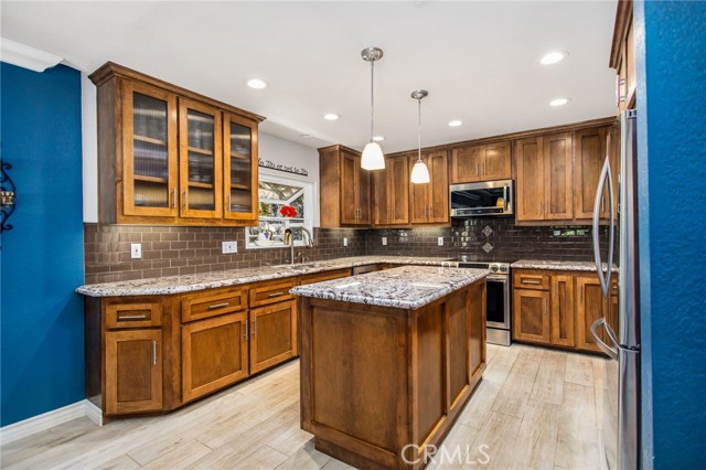 30201 Spray Drive, Canyon Lake CA: https://media.crmls.org/medias/054b5acb-9433-48c5-995b-0954f45b861c.jpg