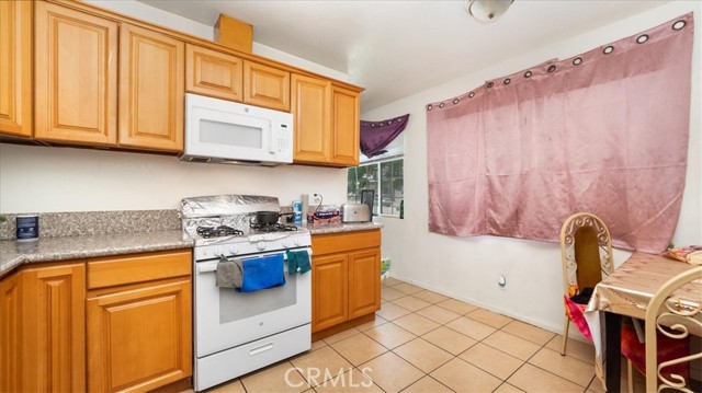 226 E California Street, Ontario CA: https://media.crmls.org/medias/054dedb0-d925-44c4-affe-55550f0c6a82.jpg