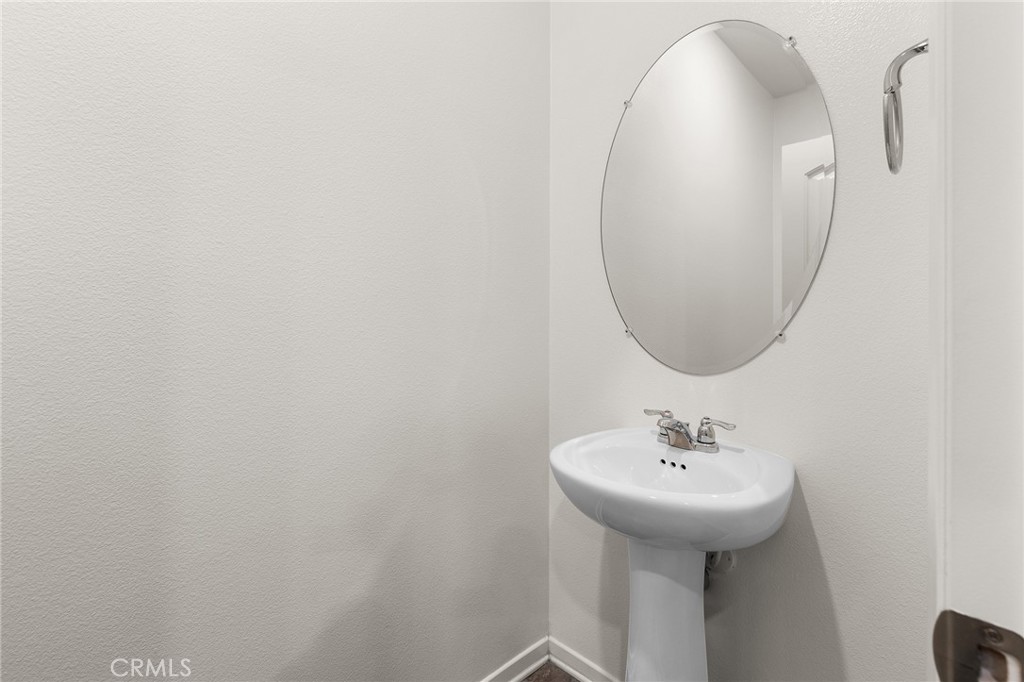 https://media.crmls.org/medias/054f4f9a-d1e1-43ae-9df4-395f6a61ef8f.jpg?preset=X-Large