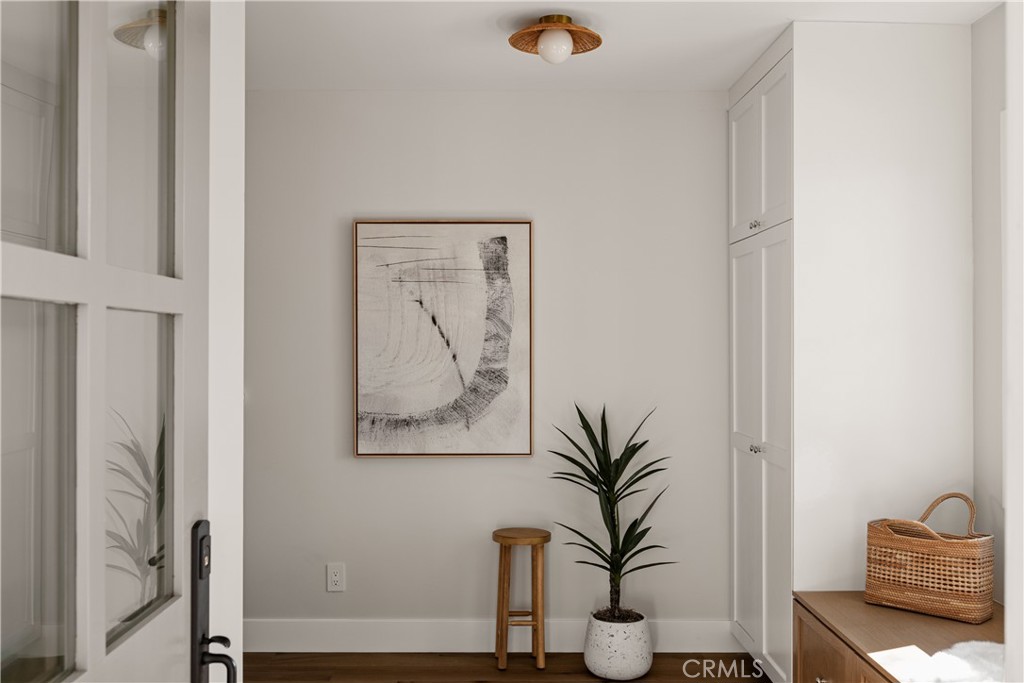 https://media.crmls.org/medias/05509fc7-6a2d-4e89-98ff-c6329b7d876a.jpg?preset=X-Large