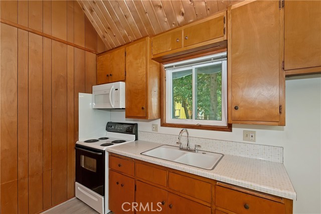 Detail Gallery Image 11 of 49 For 24141 Zell Ct, Crestline,  CA 92325 - 3 Beds | 2 Baths
