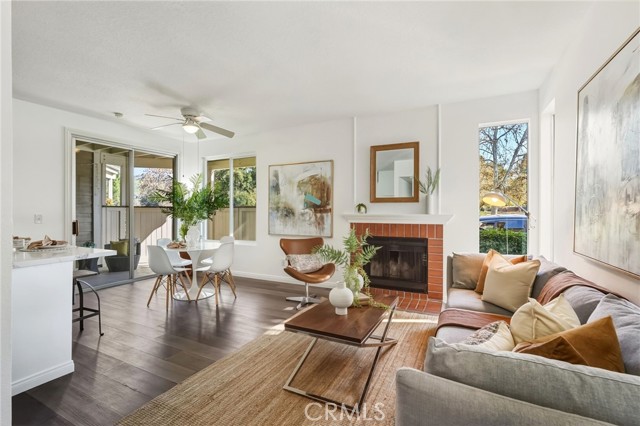 Detail Gallery Image 2 of 45 For 2426 Pleasant Way #E,  Thousand Oaks,  CA 91362 - 2 Beds | 1 Baths