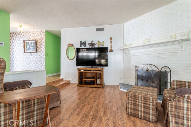 Detail Gallery Image 4 of 34 For 8811 Hayvenhurst Ave, North Hills,  CA 91343 - 4 Beds | 2 Baths