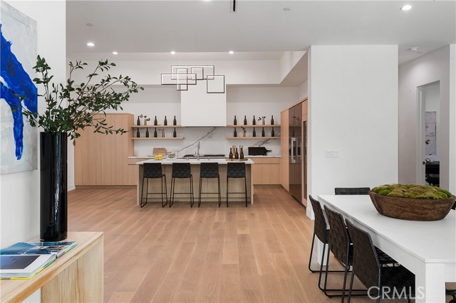 Detail Gallery Image 13 of 46 For 9836 Yoakum Dr, Beverly Hills,  CA 90210 - 5 Beds | 4 Baths