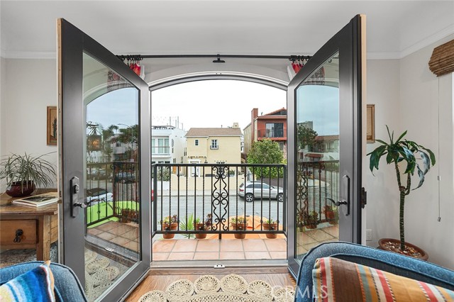 69 Santa Ana Avenue, Long Beach CA: https://media.crmls.org/medias/0557f87f-b9e7-4ca8-af82-0f1ba947493e.jpg