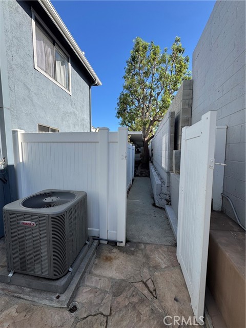 45 Harkness Avenue, Pasadena CA: https://media.crmls.org/medias/0557fb64-68ca-4504-a330-35a3e0f7e8a2.jpg