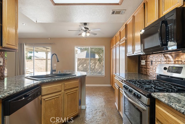 Detail Gallery Image 19 of 34 For 1715 Lake Way, Lancaster,  CA 93534 - 5 Beds | 3 Baths
