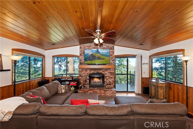 Detail Gallery Image 4 of 35 For 24044 Skyland Dr, Crestline,  CA 92325 - 3 Beds | 1/1 Baths